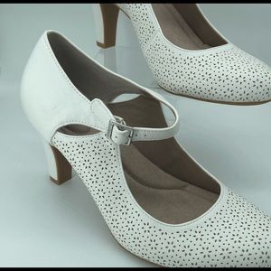 GIANI BERNINI MARY JANES . OFF WHITE  SIZE 9 Wide. 3 1/4” heel.